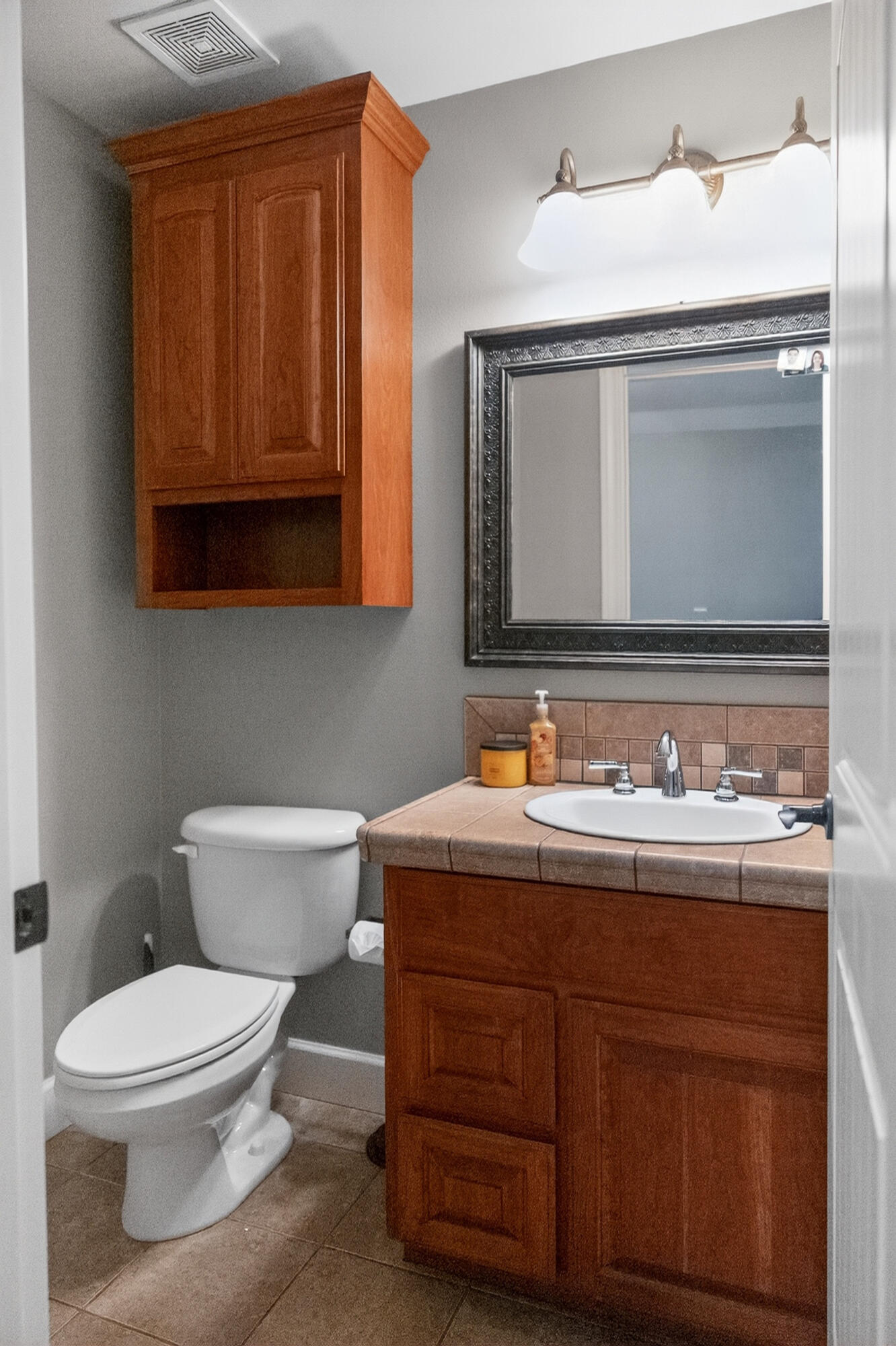 10421 Kestrel Road Klamath Falls, OR 97601 - Photo 47 of 56 a bathroom with a toilet a sink and mirror