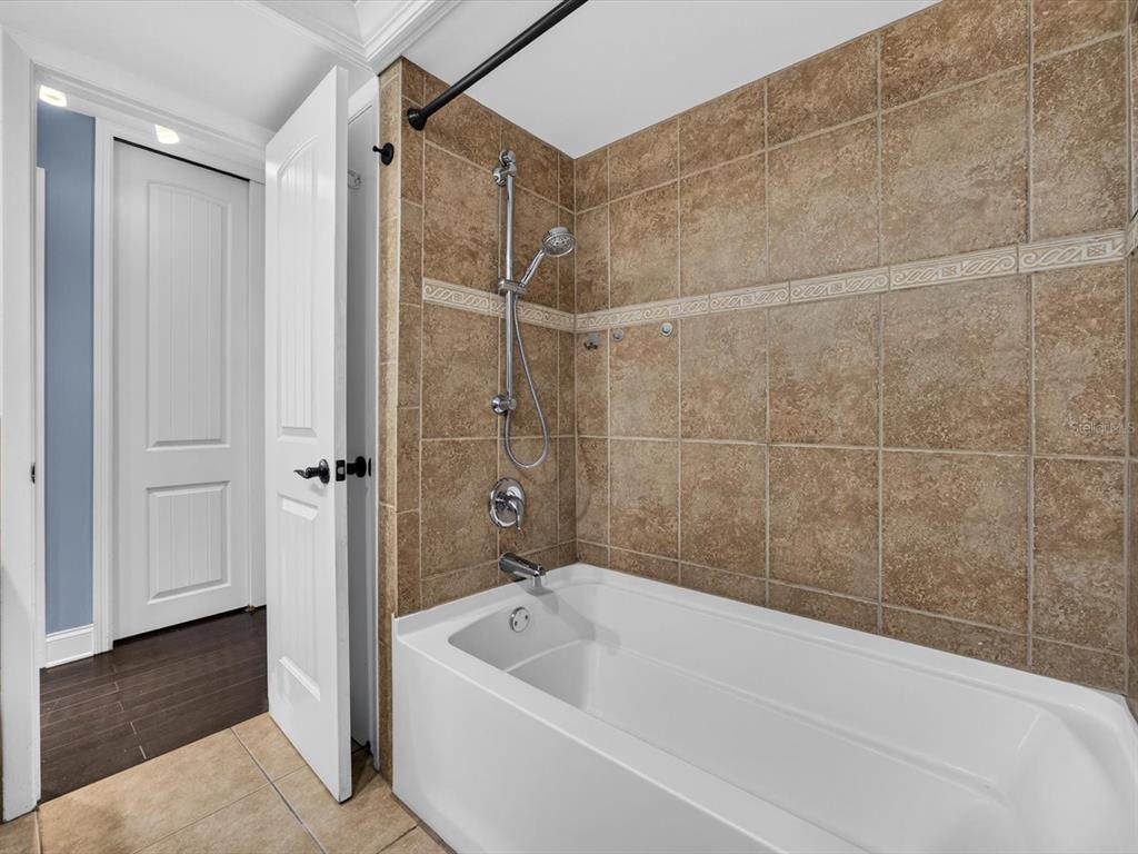 333 Cornwall Road Winter Park, FL 32792 - Photo 23 of 32 a bathroom with a tub shower and vanity