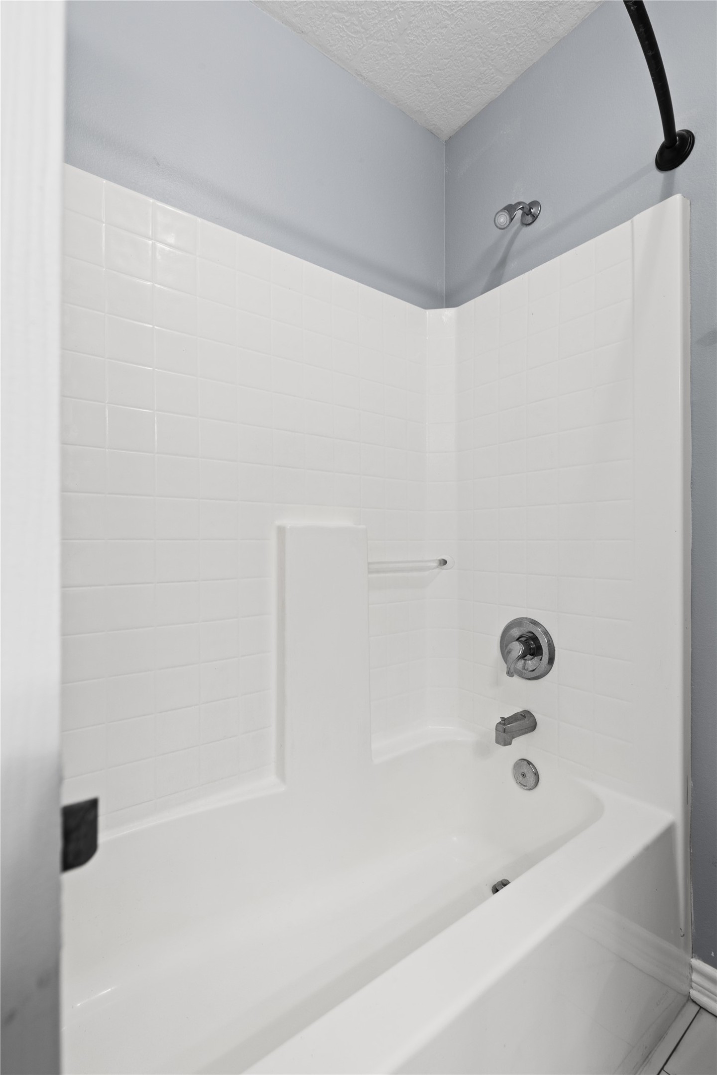 140 Meadowview Drive Trinity, TX 75862 - Photo 17 of 27 a bathroom with a bathtub