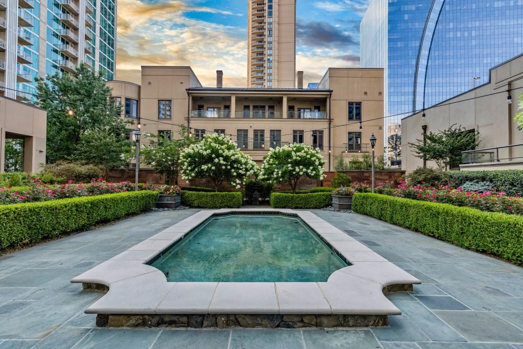 3376 Peachtree Road Northeast, Unit 33A Atlanta, GA 30326 - Photo 46 of 49 a view of a yard front of house