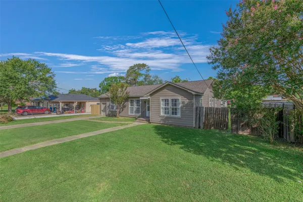 $1,775 | 1113 Felder, Navasota, TX 77868