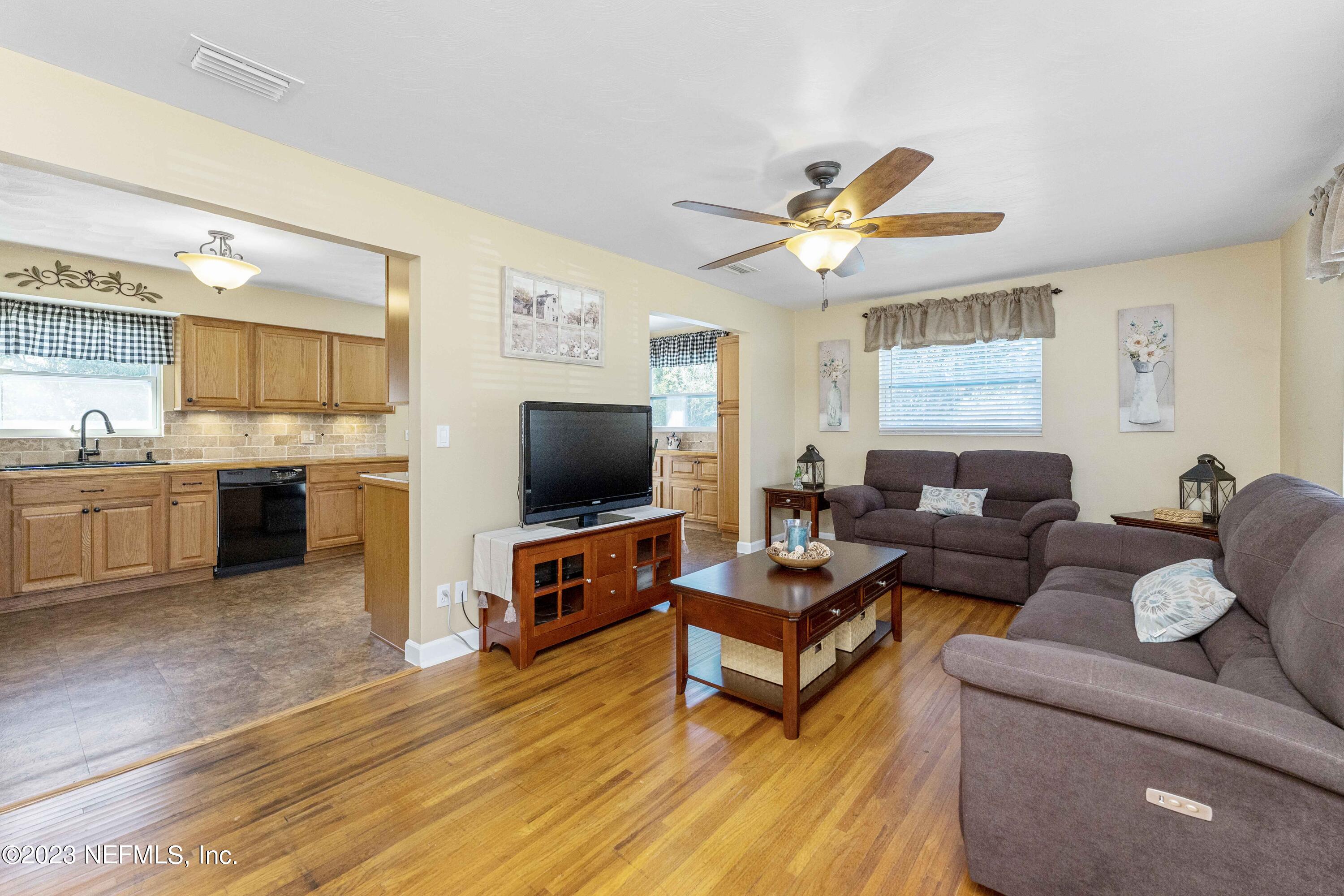 760 Jolynn Road Jacksonville, FL 32225 - Photo 4 of 35 Living room