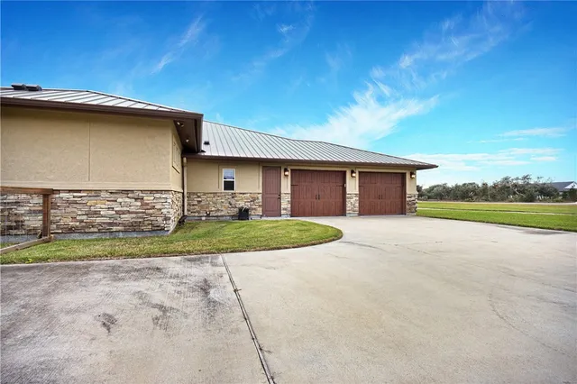 a view of entryway with a yard