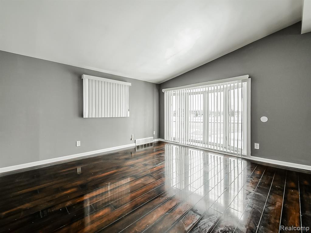 1283 Featherstone Road Pontiac, MI 48342 - Photo 2 of 34