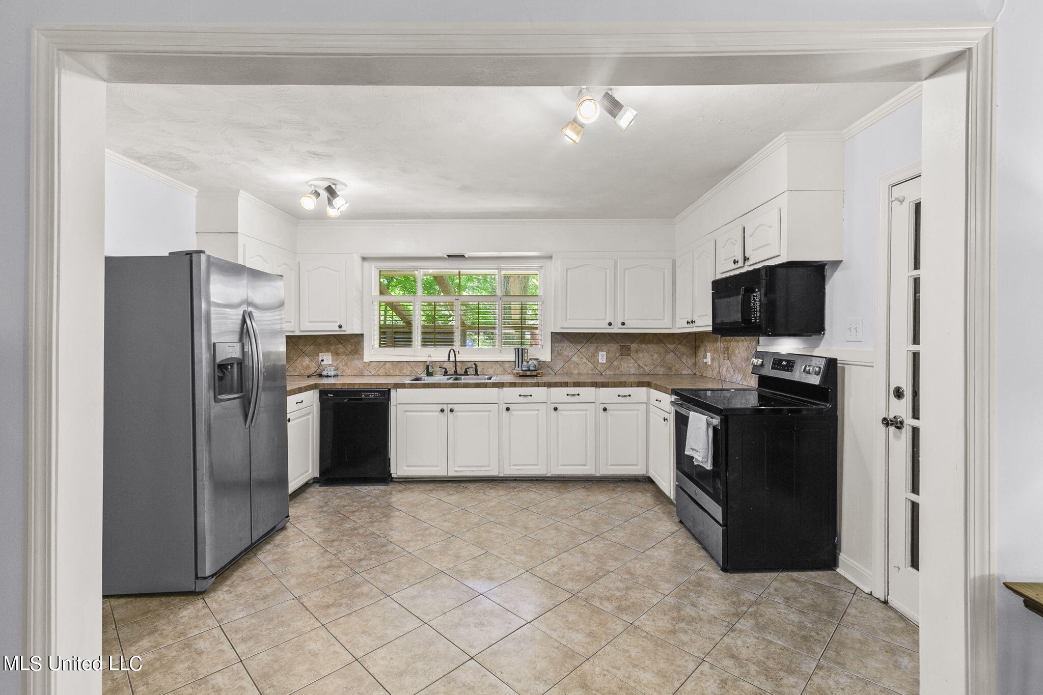 4346 Ridgewood Circle Jackson, MS 39211 - Photo 11 of 35 18-web-or-mls-4346 Ridgewood-18