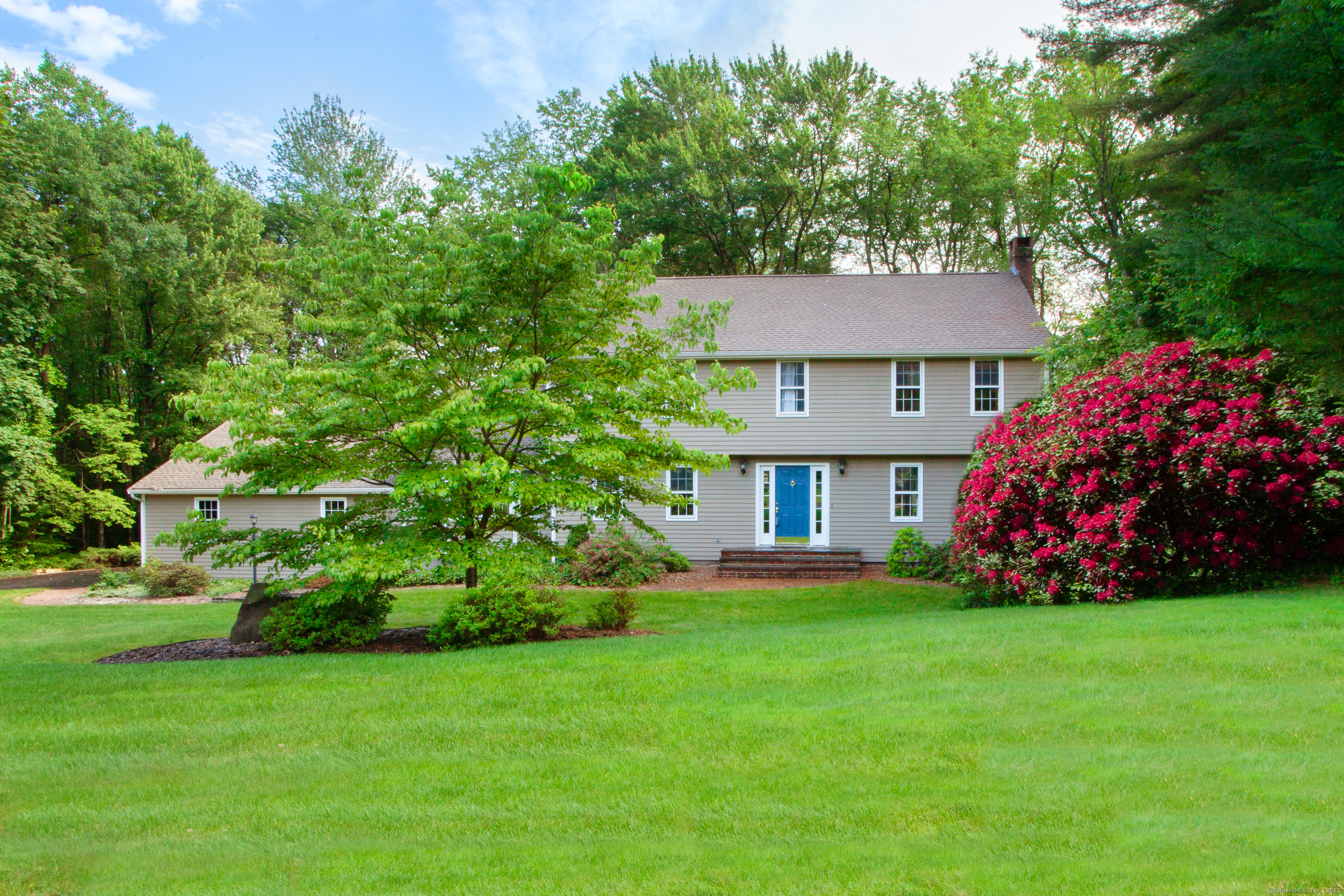 Lovely Simsbury home in sought after south end of Simsbury!