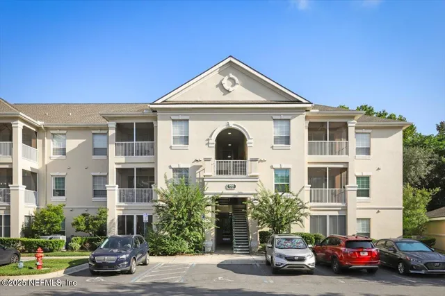 a view of yard with green space