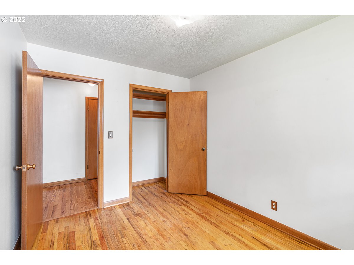 9020 Southwest Terwilliger Boulevard Portland, OR 97219 - Photo 16 of 31 a view of empty room