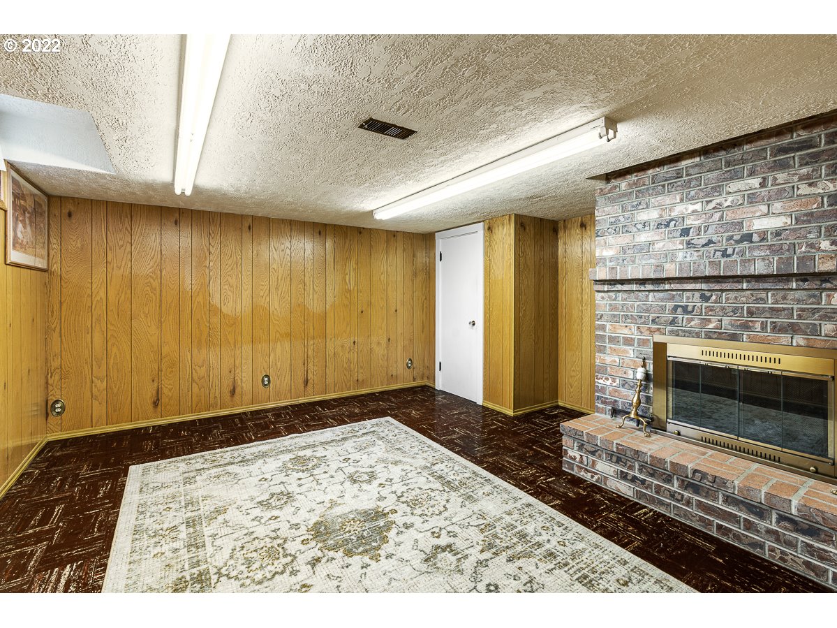 9020 Southwest Terwilliger Boulevard Portland, OR 97219 - Photo 20 of 31 a view of an empty room with a fireplace