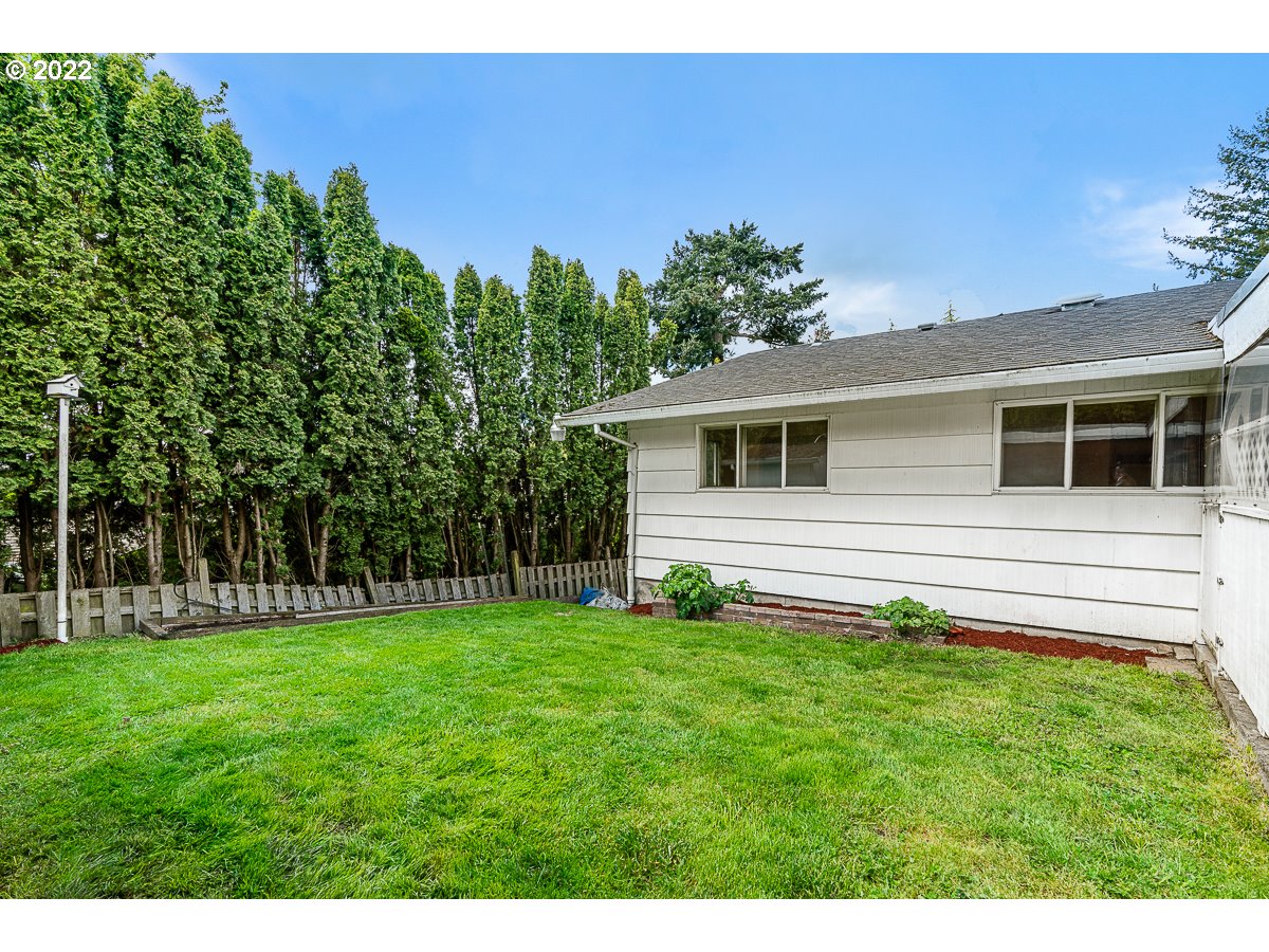 9020 Southwest Terwilliger Boulevard Portland, OR 97219 - Photo 23 of 31 a view of a backyard with plants and large trees