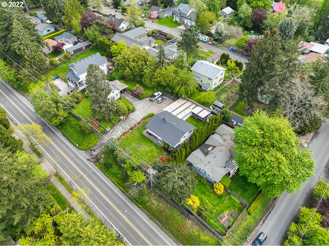 9020 Southwest Terwilliger Boulevard Portland, OR 97219 - Photo 27 of 31 a view of a yard with plants