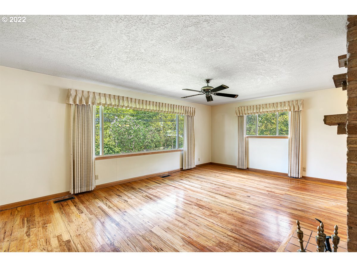 9020 Southwest Terwilliger Boulevard Portland, OR 97219 - Photo 4 of 31 a view of an empty room with a window