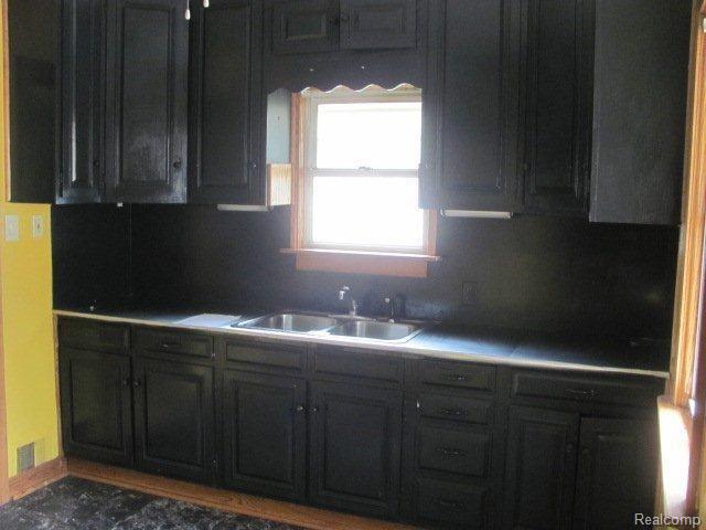 3301 Beecher Road Flint, MI 48503 - Photo 4 of 8 5kitchen