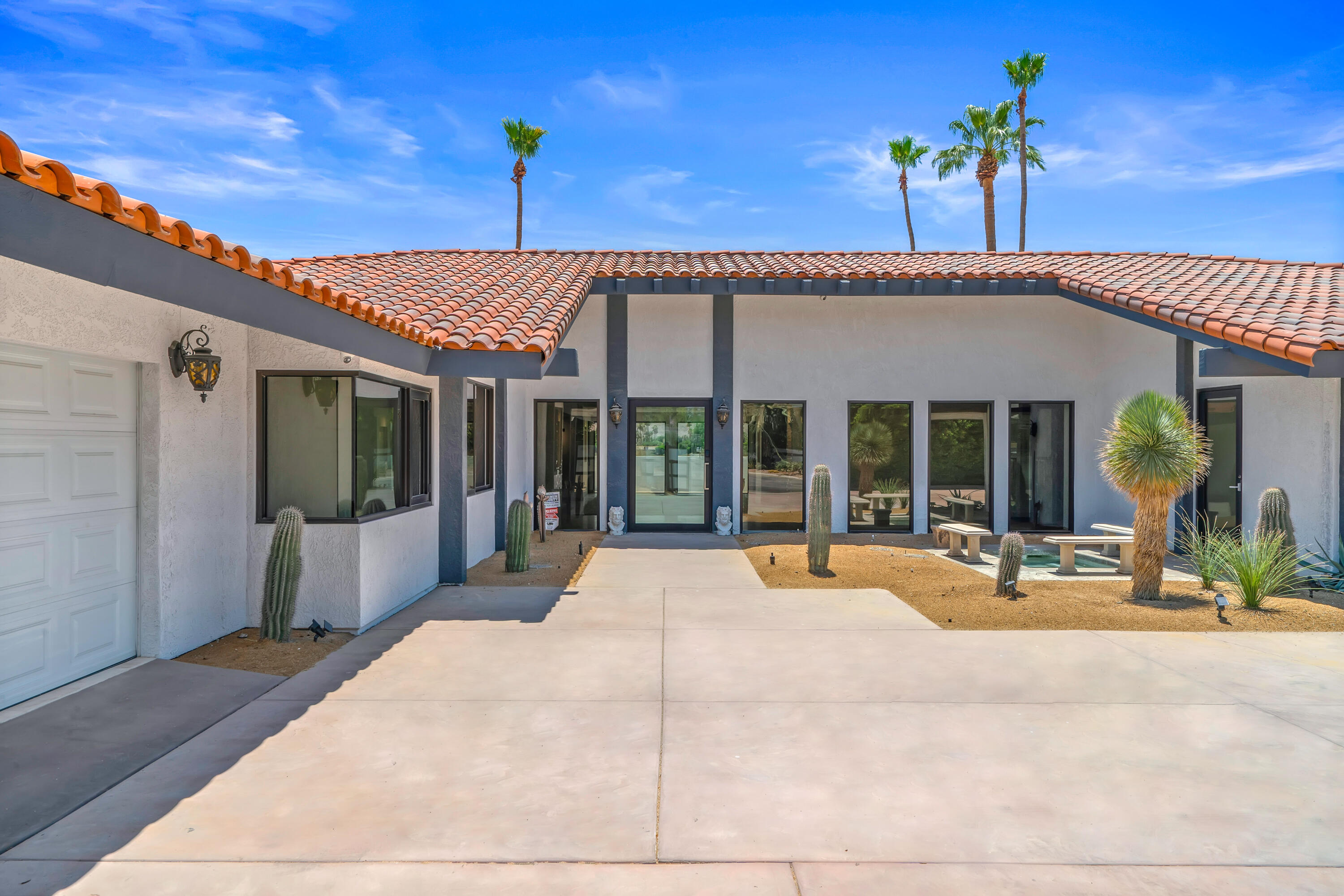 401 Iris Lane Rancho Mirage, CA 92270 - Photo 4 of 87 a house with a outdoor space