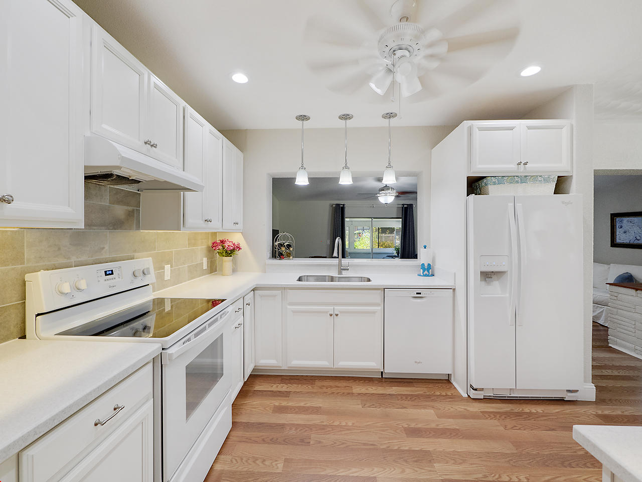 7712 Park Lane Road Lake Worth, FL 33449 - Photo 5 of 13 Enjoy cooking family meals!