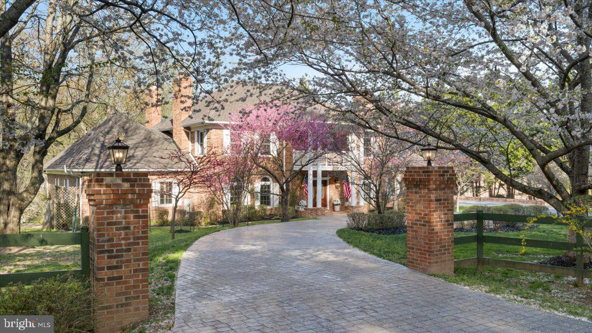 532 Walker Road Great Falls, VA 22066 - Photo 8 of 109