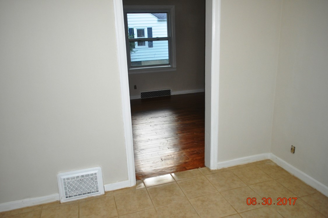 402 West Sugnet Road Midland, MI 48640 - Photo 6 of 24 1840281-5.JPG