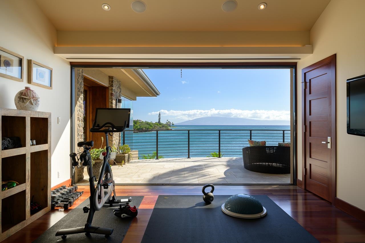 4809 Lower Honoapiilani Road Lahaina, HI 96761 - Photo 26 of 49 a room with gym equipment