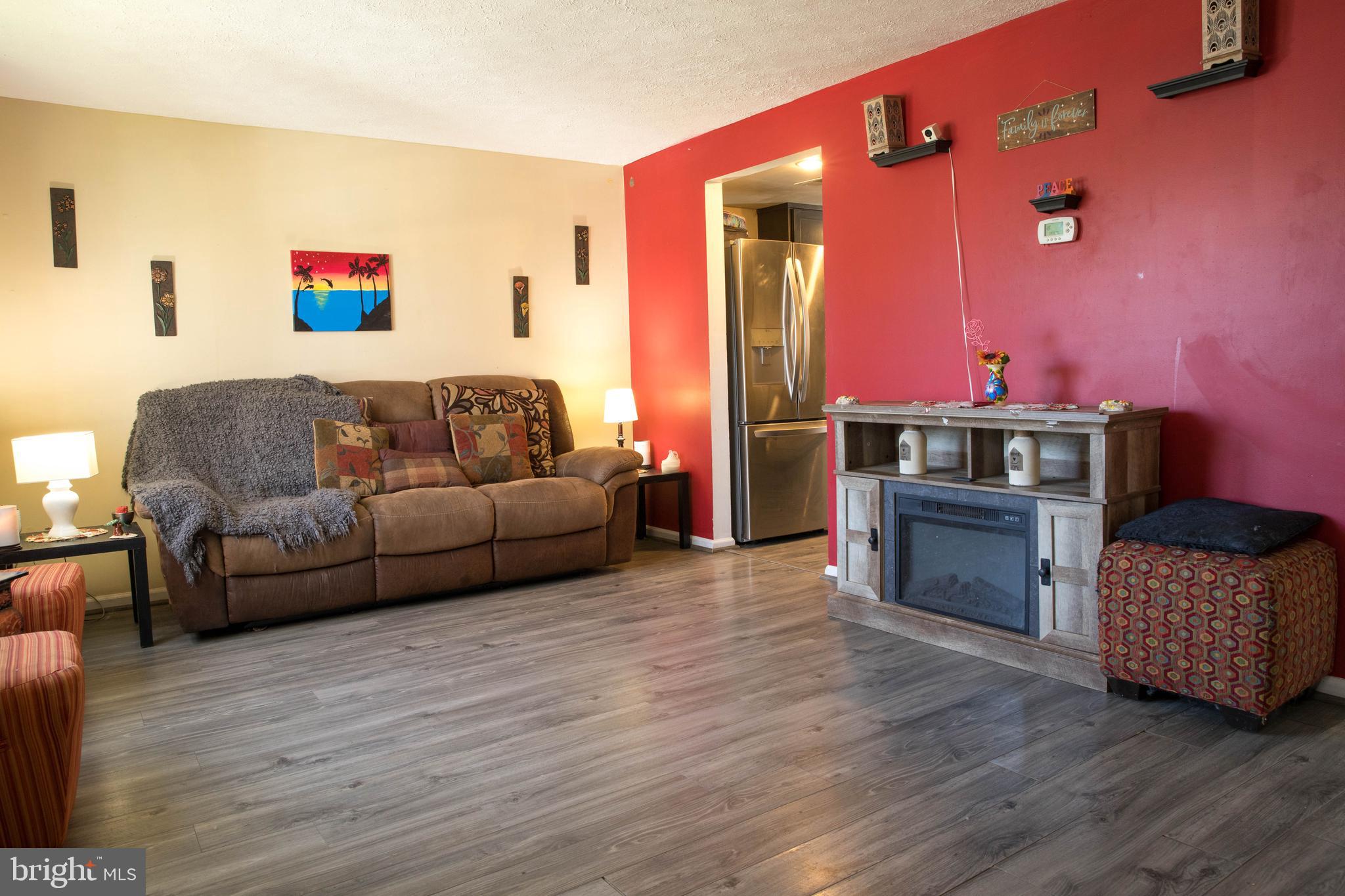 28 Shelldrake Court Damascus, MD 20872 - Photo 2 of 37 Family room