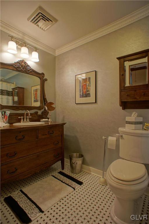 306 Norton Road Stroudsburg, PA 18360 - Photo 26 of 50 Main Bathroom with Custom Vanity