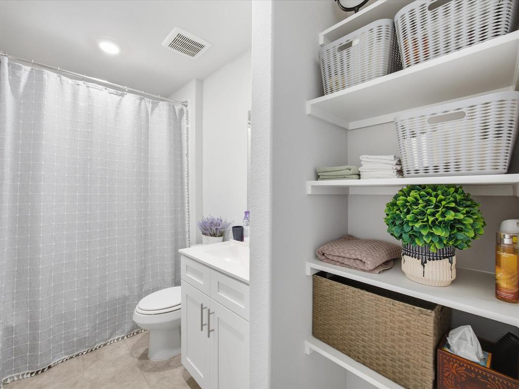 521 Bronze Circle East Springtown, TX 76082 - Photo 17 of 22 Guest bathroom with shelving storage