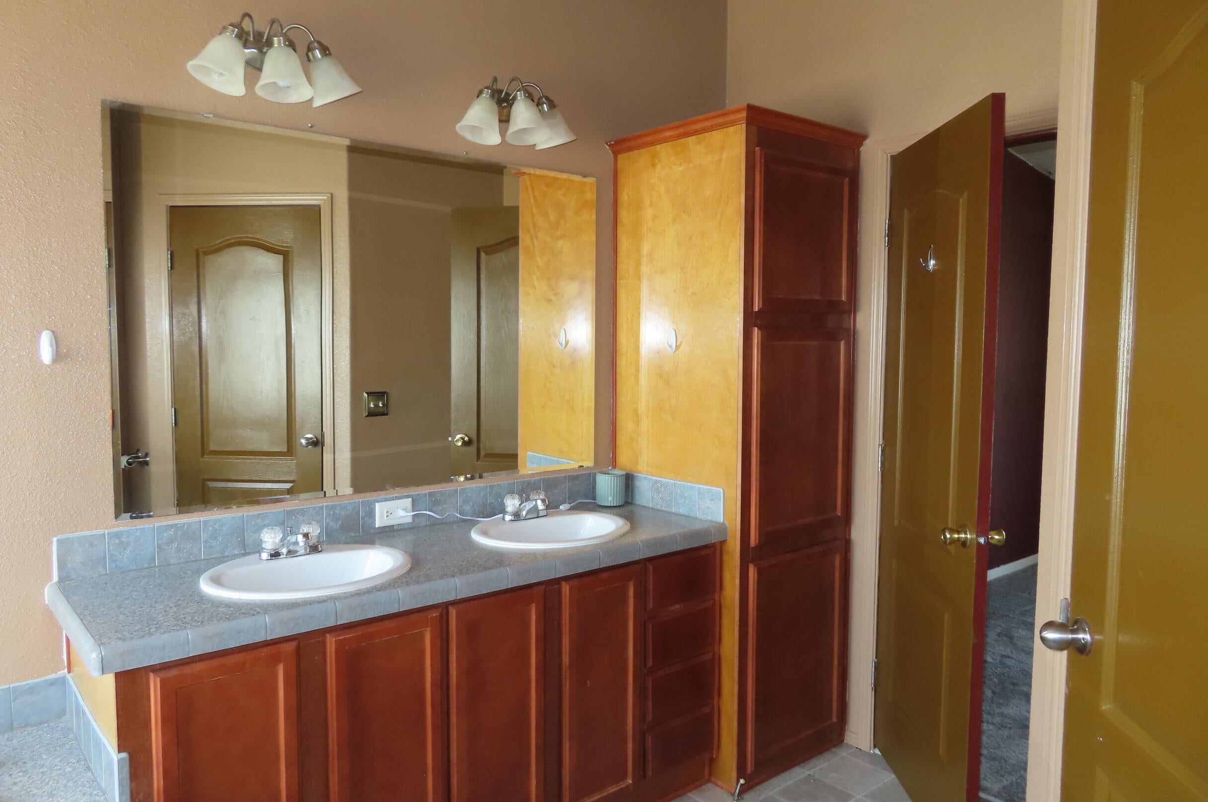 57752 North Oil Dri Road Silver Lake, OR 97638 - Photo 18 of 33 Primary Vanity