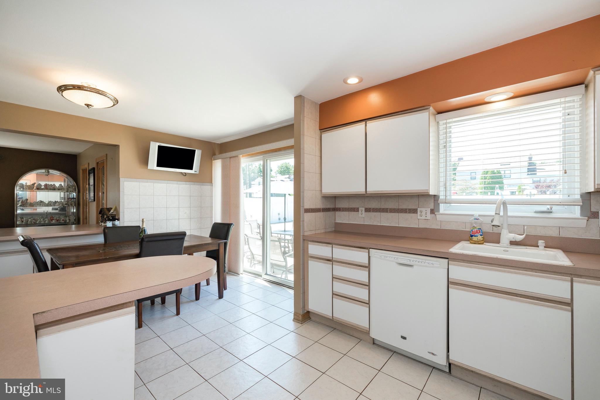 1010 Catalpa Road Warminster, PA 18974 - Photo 8 of 32