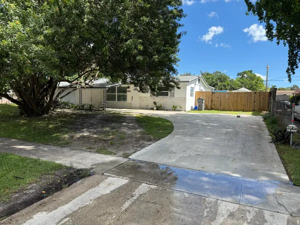 $3,200 | 912 Montego Drive, West Palm Beach, FL 33415