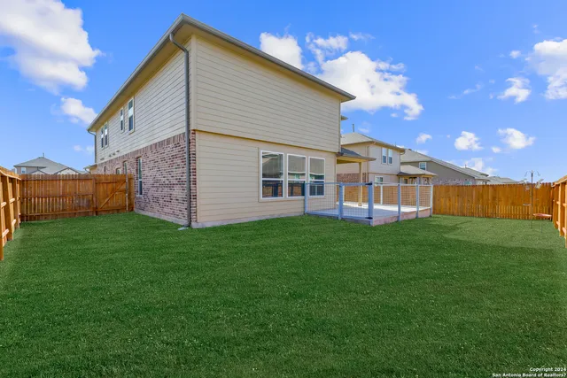 a view of a house with backyard