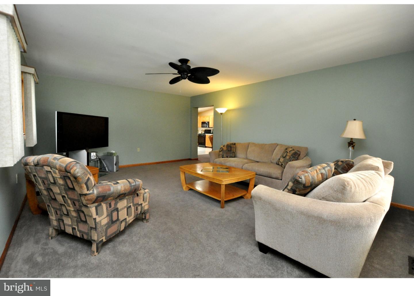633 Monroe Street Riverside, NJ 08075 - Photo 3 of 24 Living Room