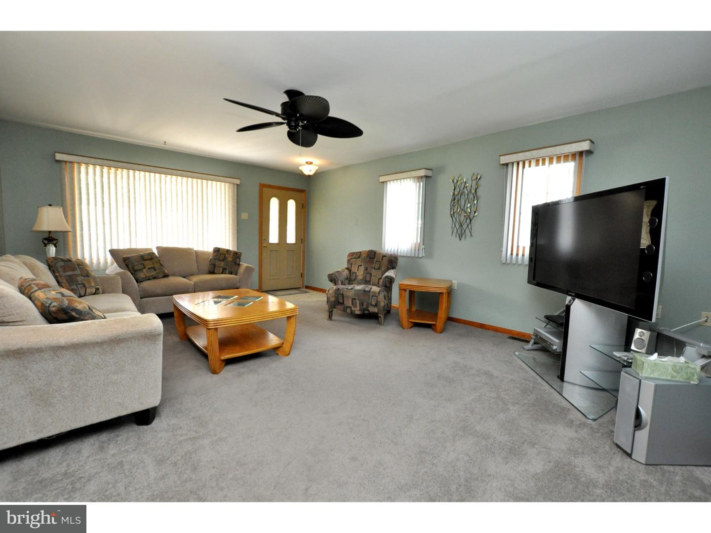 633 Monroe Street Riverside, NJ 08075 - Photo 4 of 24 Living Room