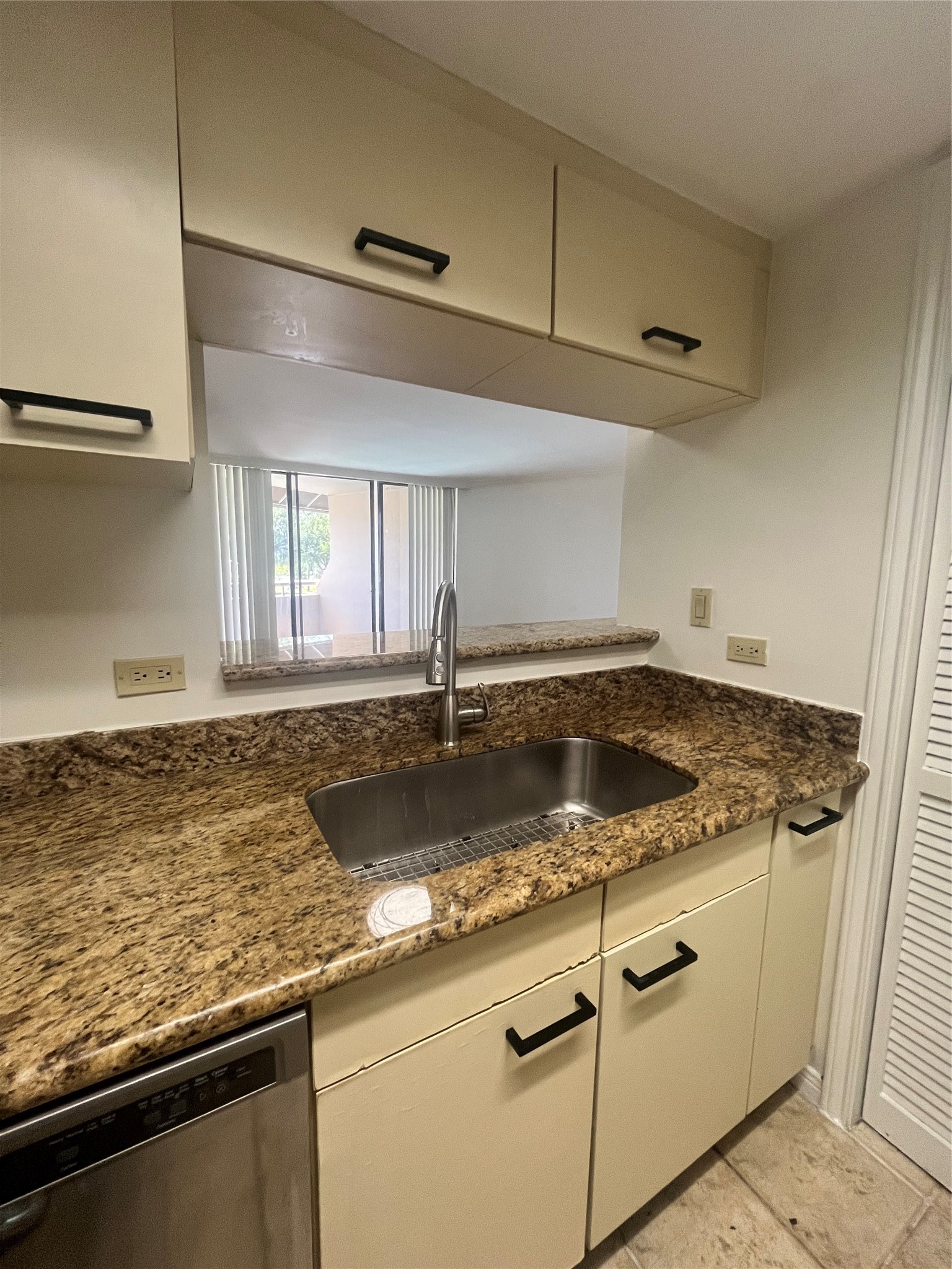 3525 Sage Road, Unit 201 Houston, TX 77056 - Photo 12 of 19 Kitchen