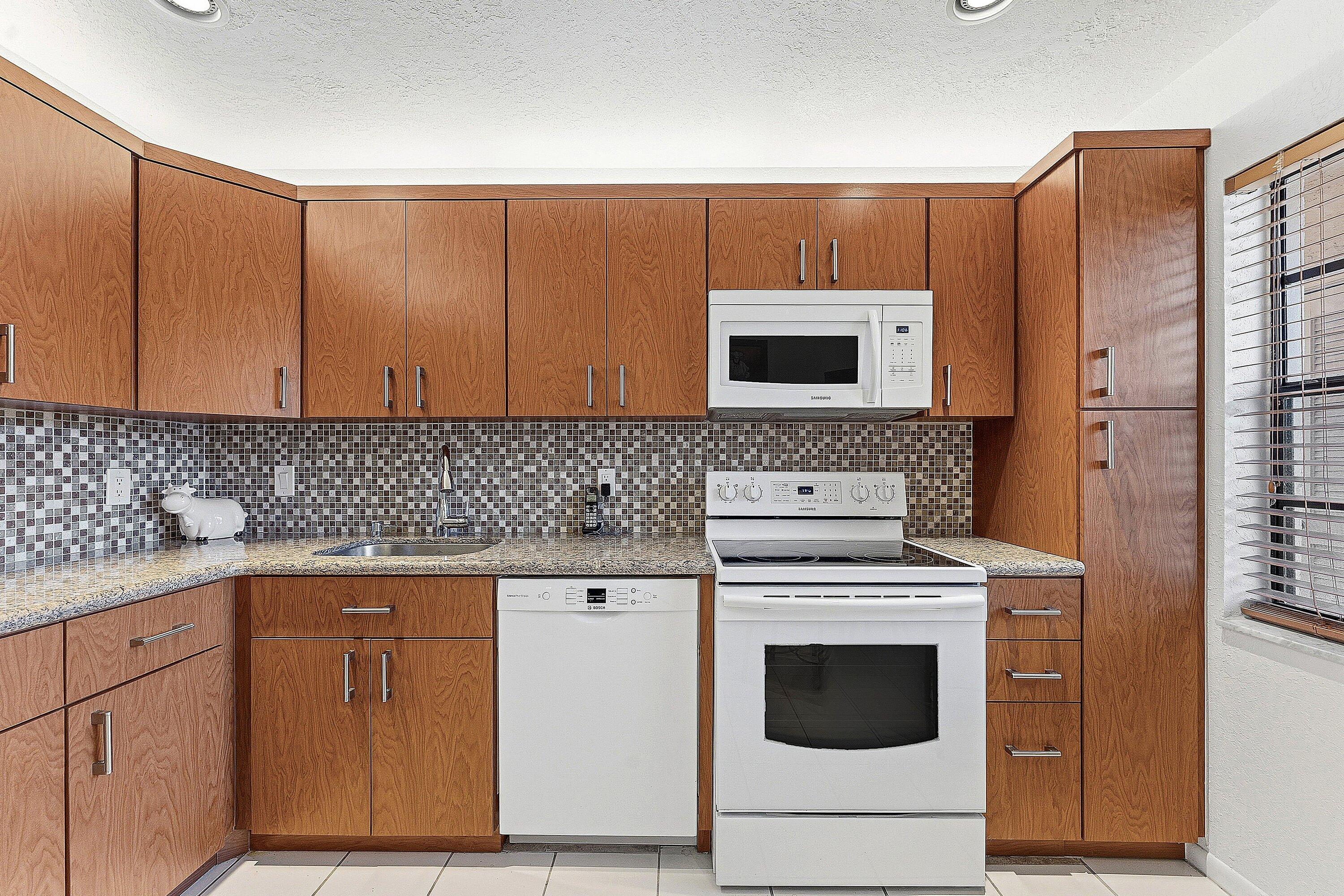 9283 Vista Del Lago, Unit G Boca Raton, FL 33428 - Photo 5 of 31 007-9283VistaDelLago-G-BocaRaton-FL-3342