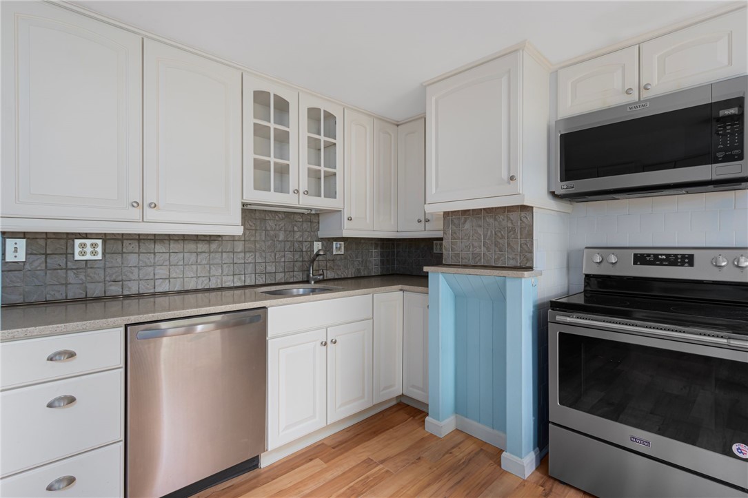 37 Reservoir Road Middletown, RI 02842 - Photo 13 of 39 Kitchen