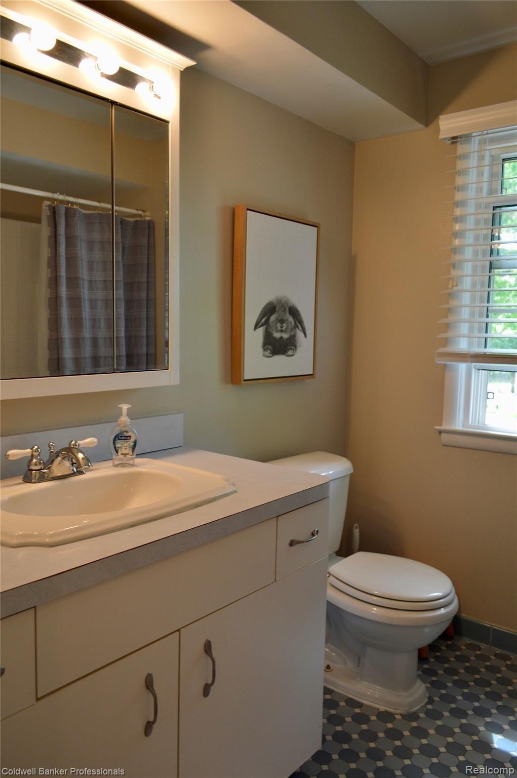 34501 Quaker Valley Road Farmington, MI 48331 - Photo 31 of 43 Second floor full bath