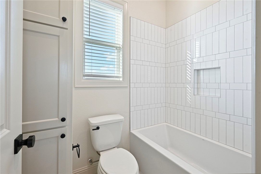 7052 Skipping Rock Path Bryan, TX 77808 - Photo 20 of 23 a bathroom with a toilet and a bathtub