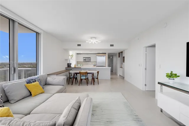 $999,999 | 16385 Biscayne Boulevard, Unit 1221, North Miami Beach, FL 33160