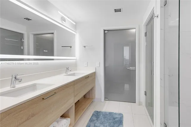 $999,999 | 16385 Biscayne Boulevard, Unit 1221, North Miami Beach, FL 33160