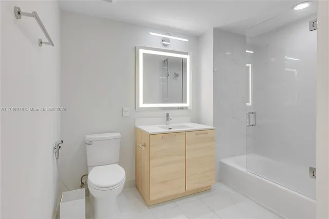 $999,999 | 16385 Biscayne Boulevard, Unit 1221, North Miami Beach, FL 33160