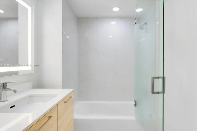 $999,999 | 16385 Biscayne Boulevard, Unit 1221, North Miami Beach, FL 33160