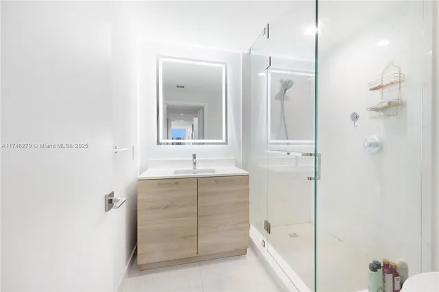 $999,999 | 16385 Biscayne Boulevard, Unit 1221, North Miami Beach, FL 33160