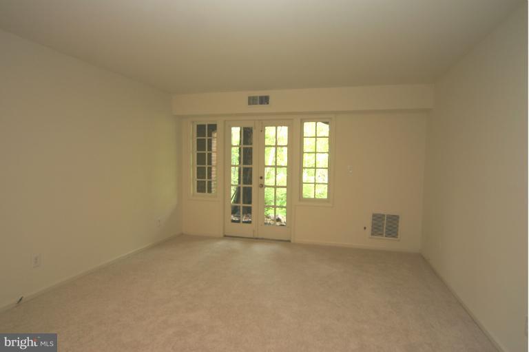 8110 Colony Point Road, Unit L Springfield, VA 22152 - Photo 12 of 24 Living Room