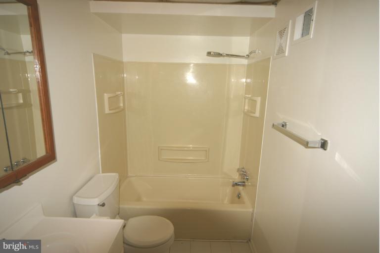 8110 Colony Point Road, Unit L Springfield, VA 22152 - Photo 18 of 24 Bath