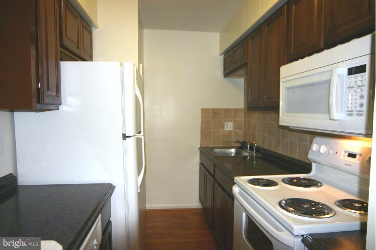 8110 Colony Point Road, Unit L Springfield, VA 22152 - Photo 3 of 24 Kitchen