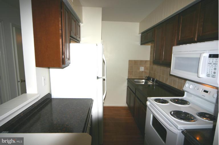 8110 Colony Point Road, Unit L Springfield, VA 22152 - Photo 4 of 24 Kitchen