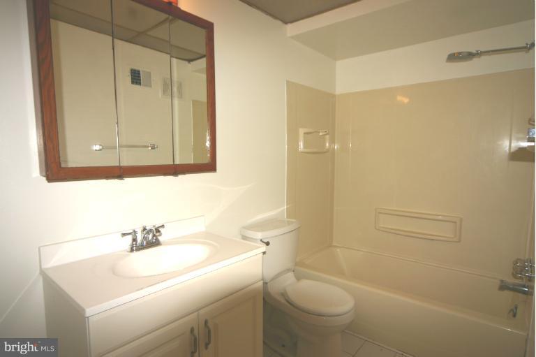 8110 Colony Point Road, Unit L Springfield, VA 22152 - Photo 10 of 24 Bath
