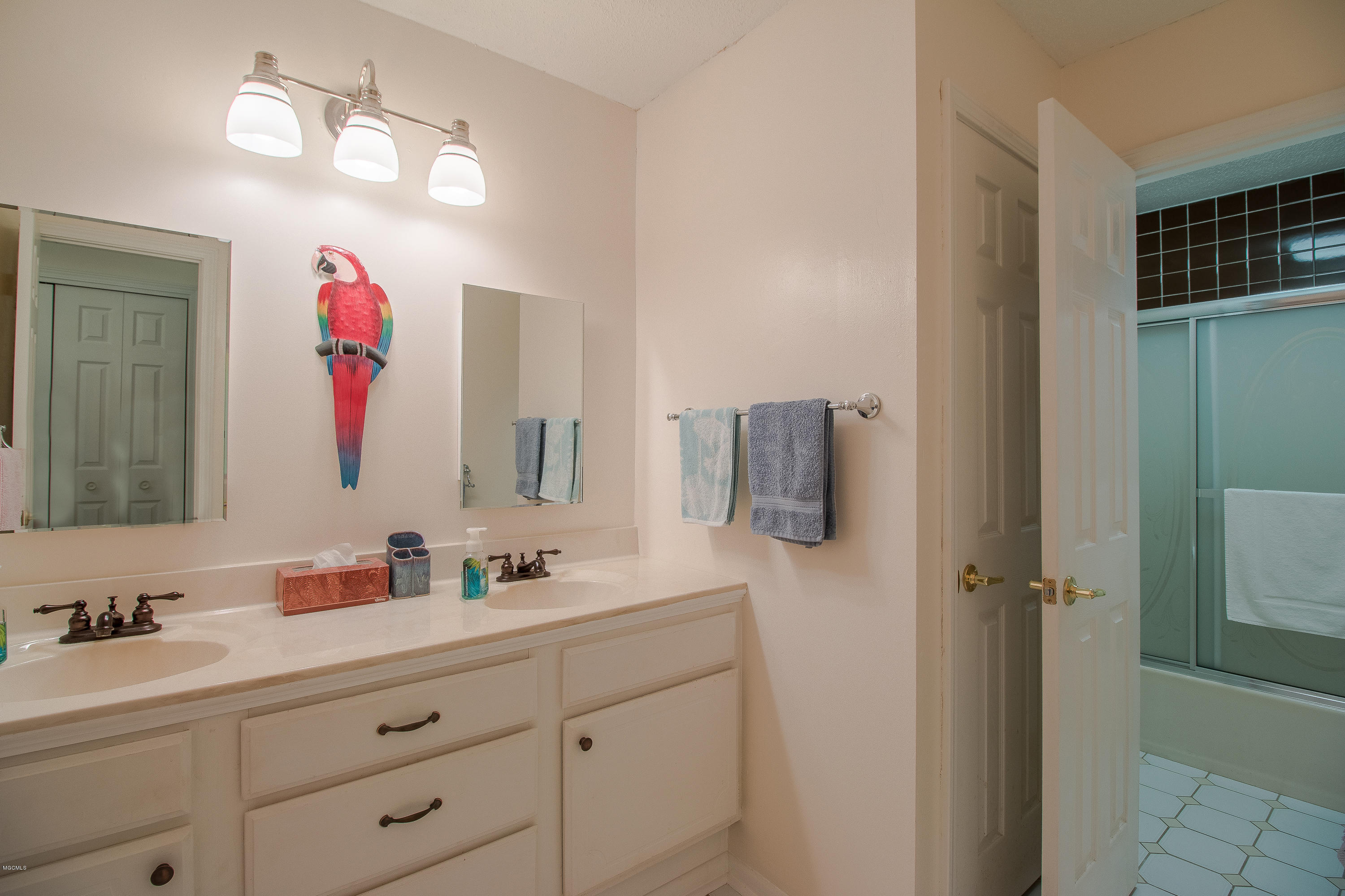 928 Courthouse Road, Unit 45 Gulfport, MS 39507 - Photo 11 of 16 Bath
