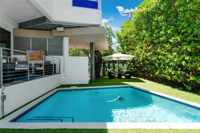 $2,950,000 | 548 Fernwood Road, Unit 548, Key Biscayne, FL 33149