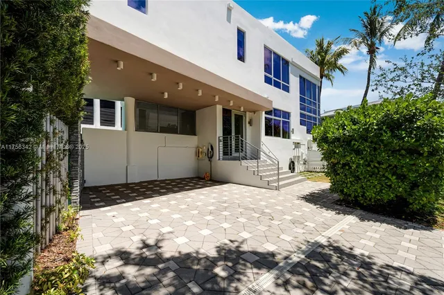$2,950,000 | 548 Fernwood Road, Unit 548, Key Biscayne, FL 33149