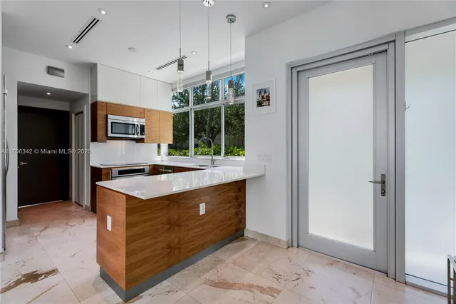 $2,950,000 | 548 Fernwood Road, Unit 548, Key Biscayne, FL 33149